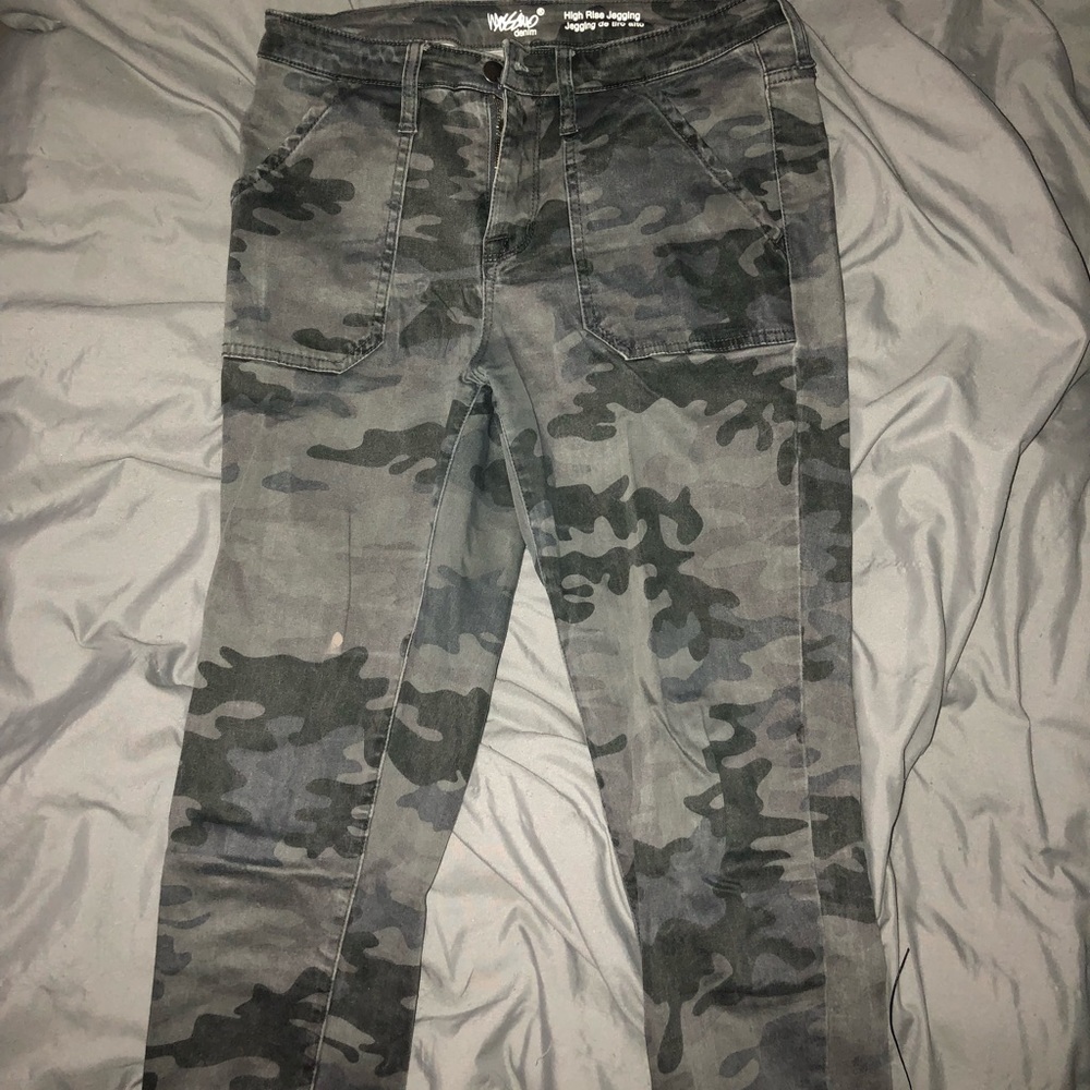 Gray camo jegging pant